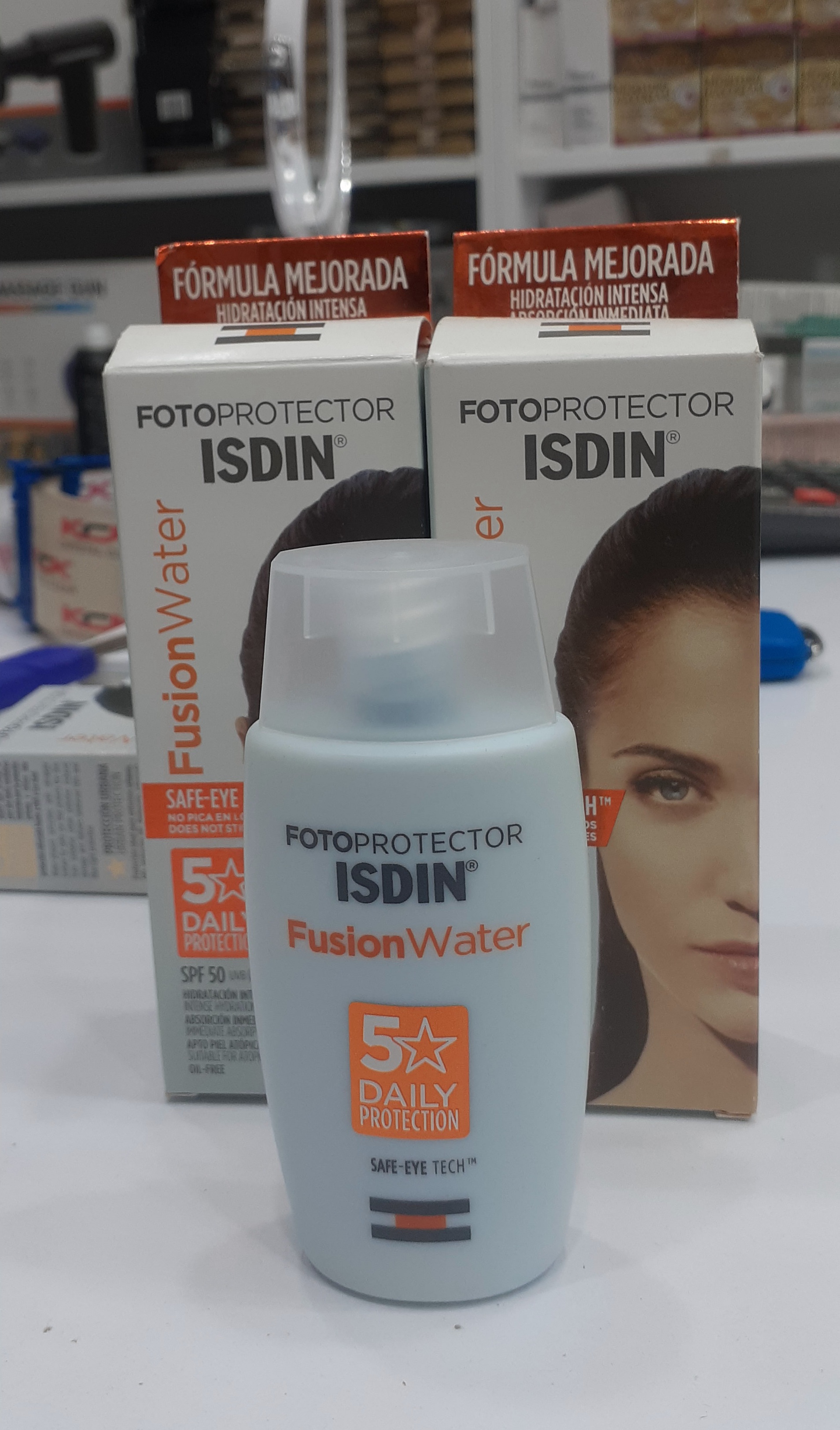 ضد آفتاب فلوئیدی فیوژن واتر مجیک بی رنگ ایزدین SPF50 ISDIN